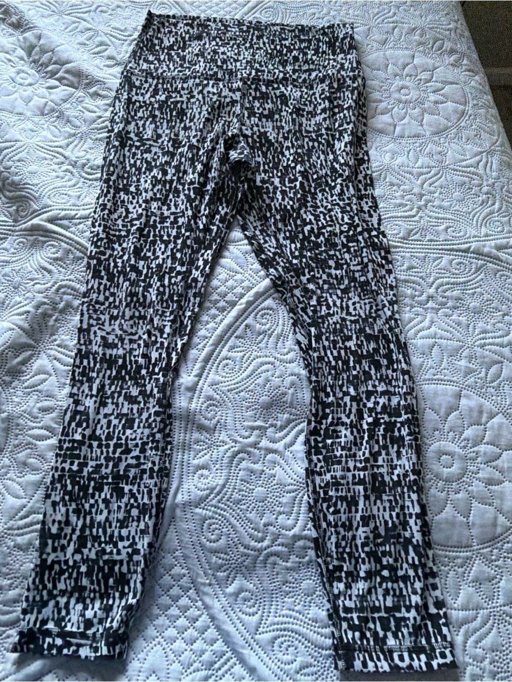 Lululemon black & White Patterned Women’s Performance Pants